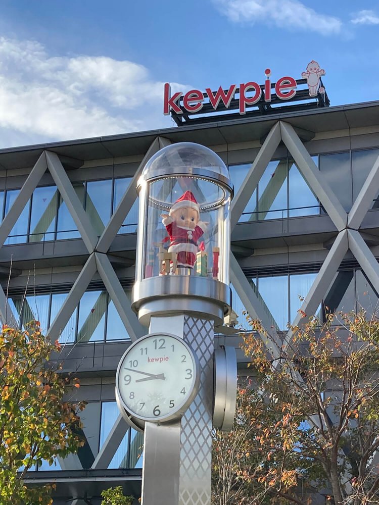 近くで見ると、キューピーが季節ごとにさまざまな衣装に着替えており、凝っている。