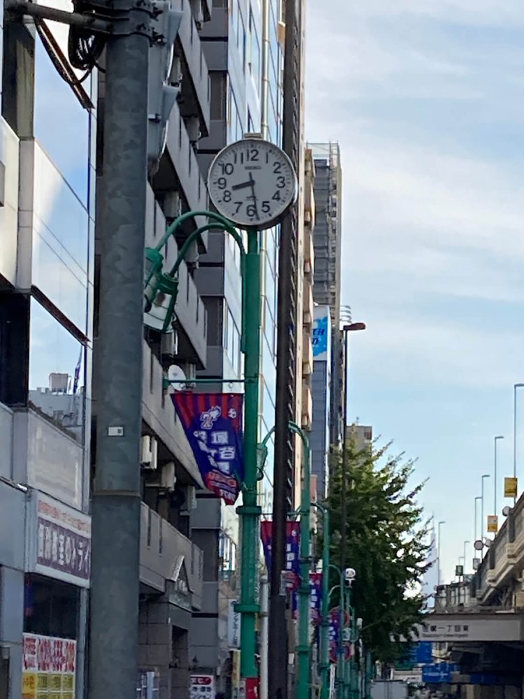 大原陸橋のアンダーパスを越えると目に入る笹塚商店街の時計。