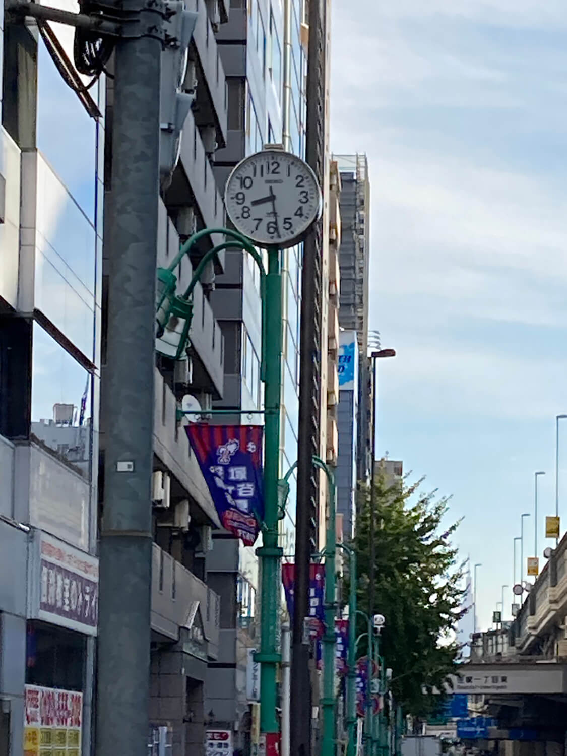 大原陸橋のアンダーパスを越えると目に入る笹塚商店街の時計。