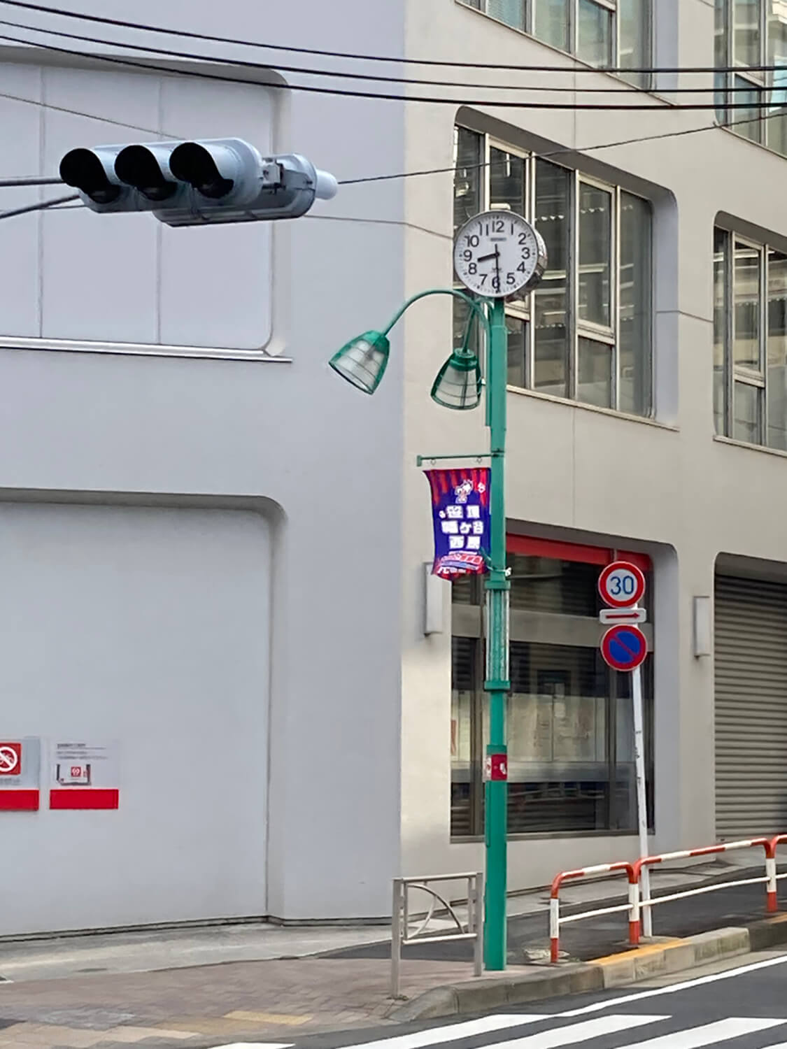 笹塚駅入り口の時計。これも対向車線側にあるので、信号待ちの際に確認する。