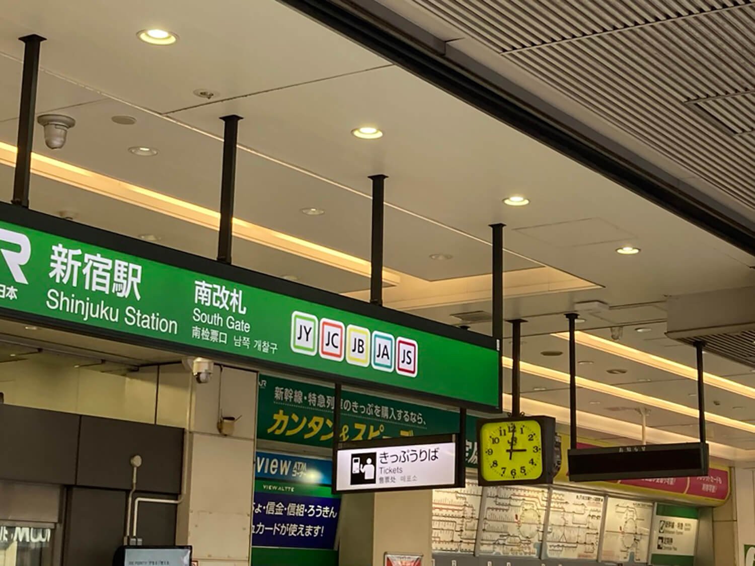 甲州街道に面したJR新宿駅南口の改札にある時計。道路を走っていても目に入りやすい。