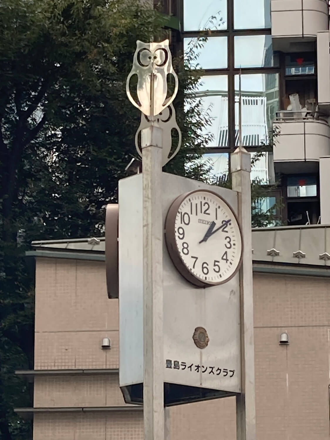 池袋駅東口ロータリーに設置された時計。池袋のマスコット的存在、フクロウ付き。