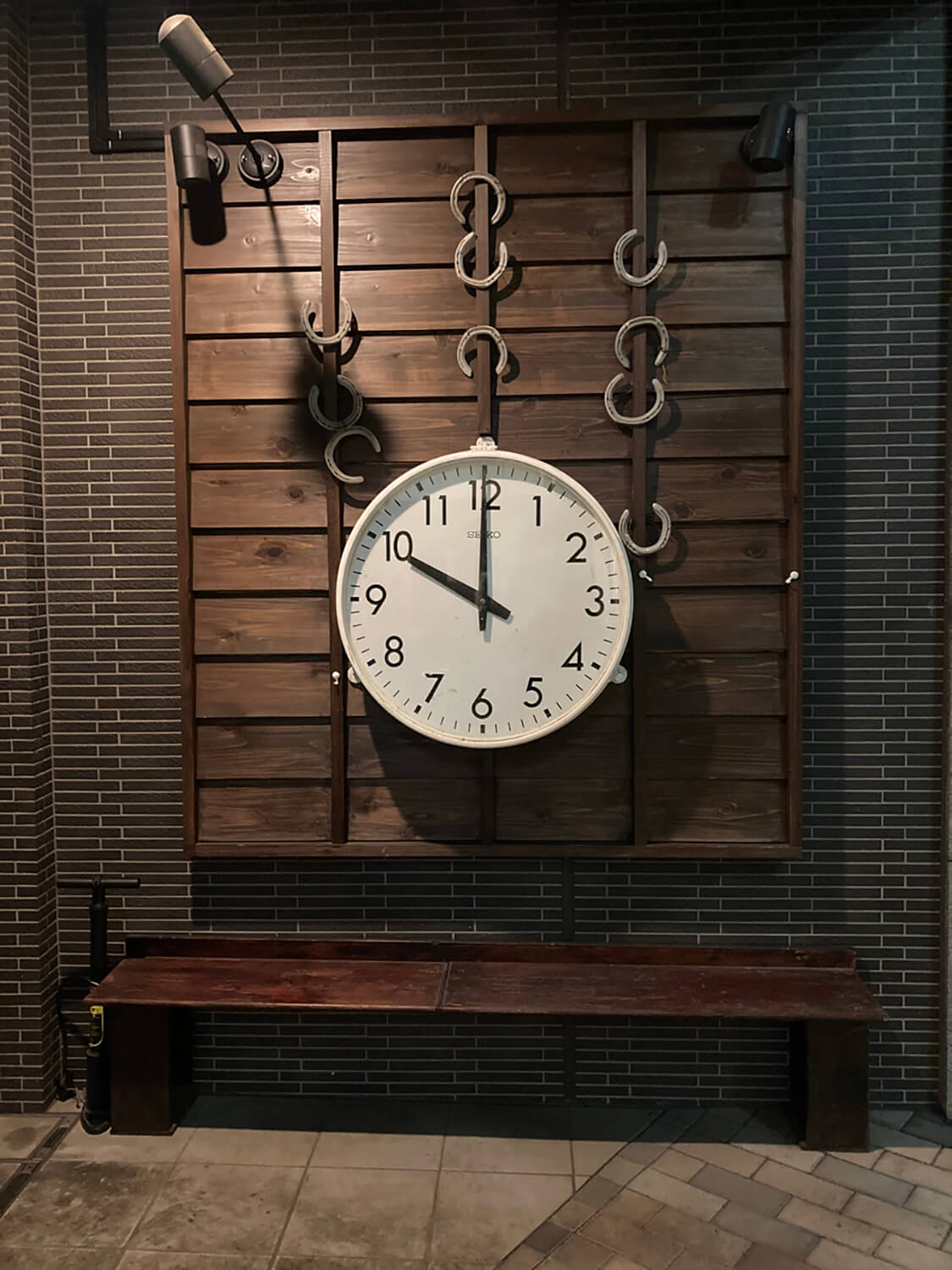 府中の居酒屋の時計。いつ見ても10時を指している。