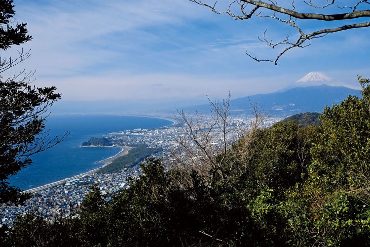 小鷲頭山からの展望。鷲頭山に勝るとも劣らない駿河湾の海岸線と富士山の展望。
