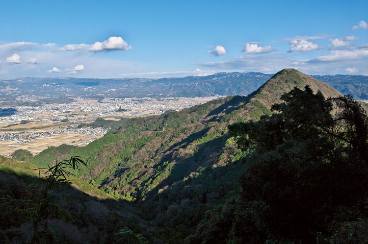 鷲頭山付近から東側を望むと今回行かなかった大平山が右手に見える。沼津アルプスは大平山も含む。街は函南町。