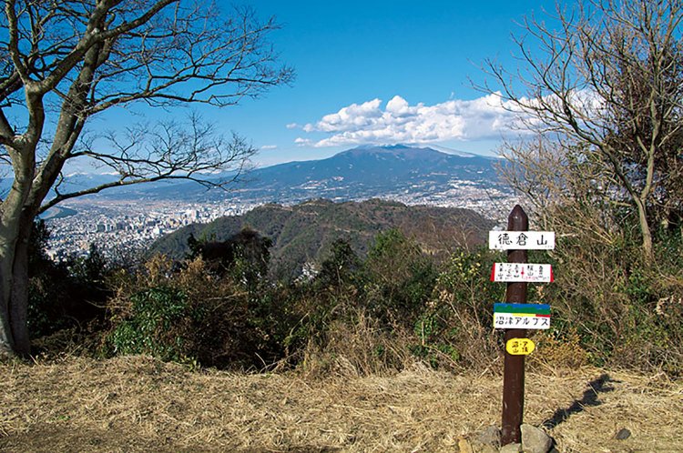 標高256mの徳倉山山頂。山頂は広い野っ原のようなところ。展望はよい。