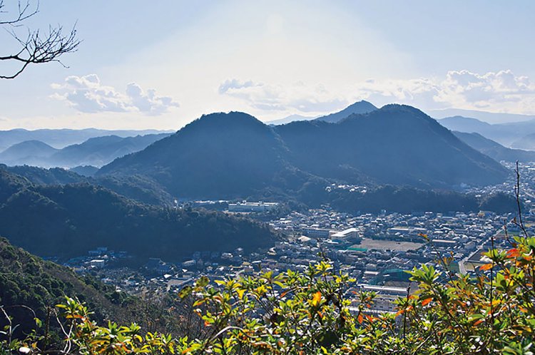 香貫山付近から沼津アルプスの全貌が見える。この稜線を登ったり下りたり。