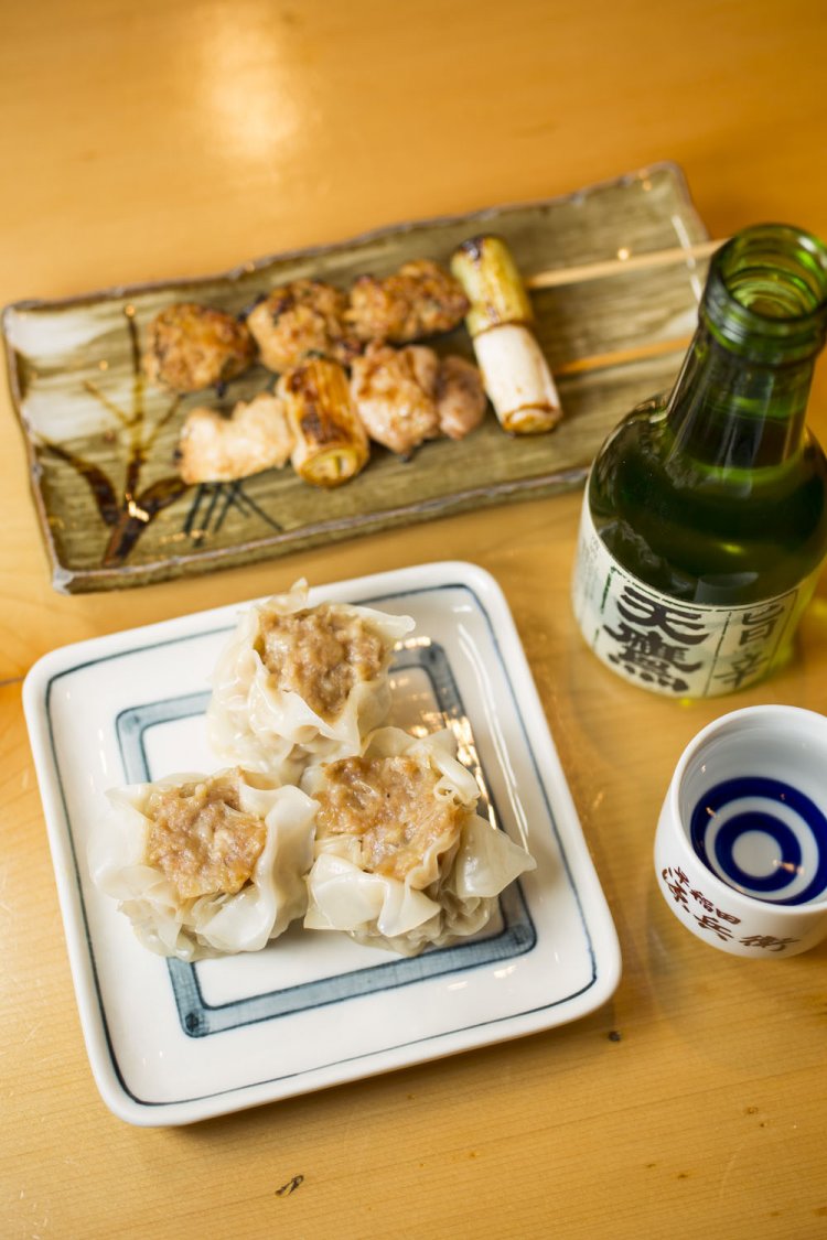 シューマイ350円、焼鳥（よりどり2本一皿）350円の正肉とつくね、天鷹180㎖ 550円は燗もいい。