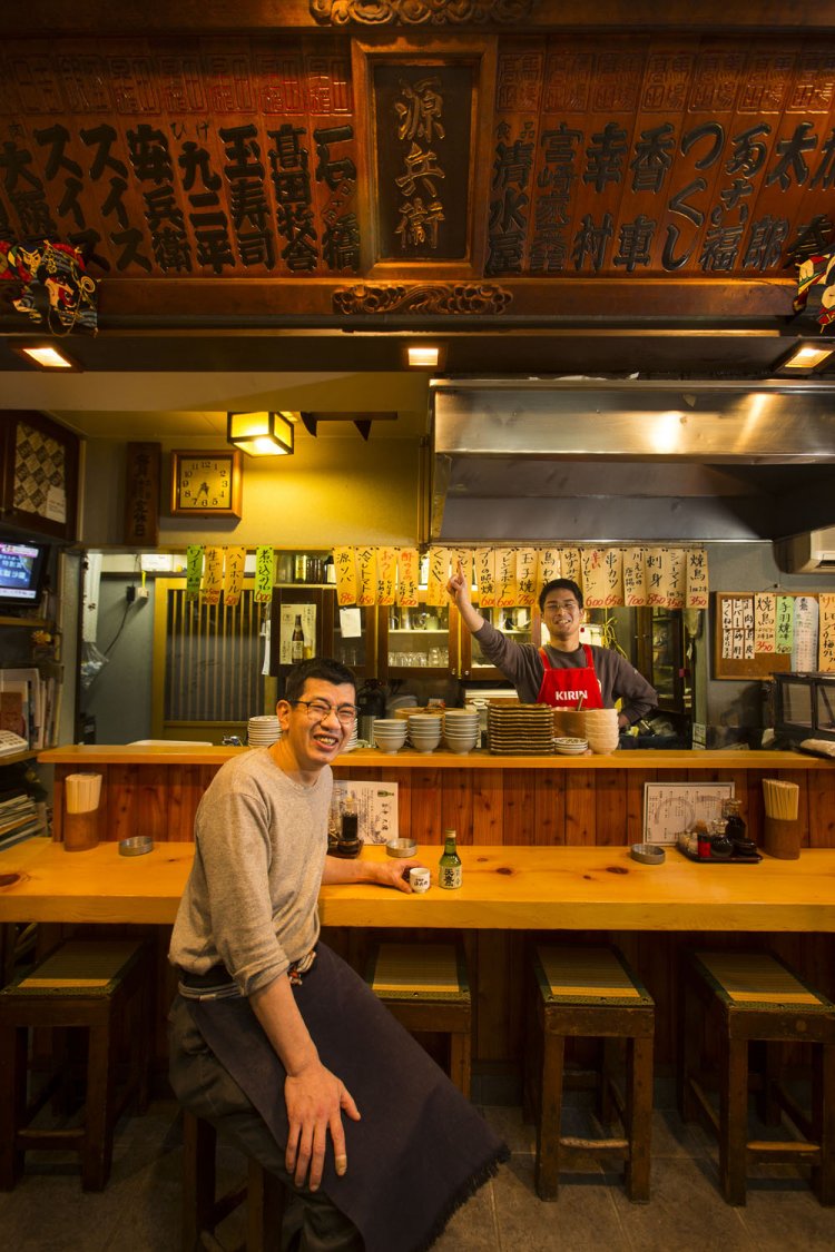 4代目（左）とバイトの田路（とうじ）くん。早稲田大応援部OBだ。