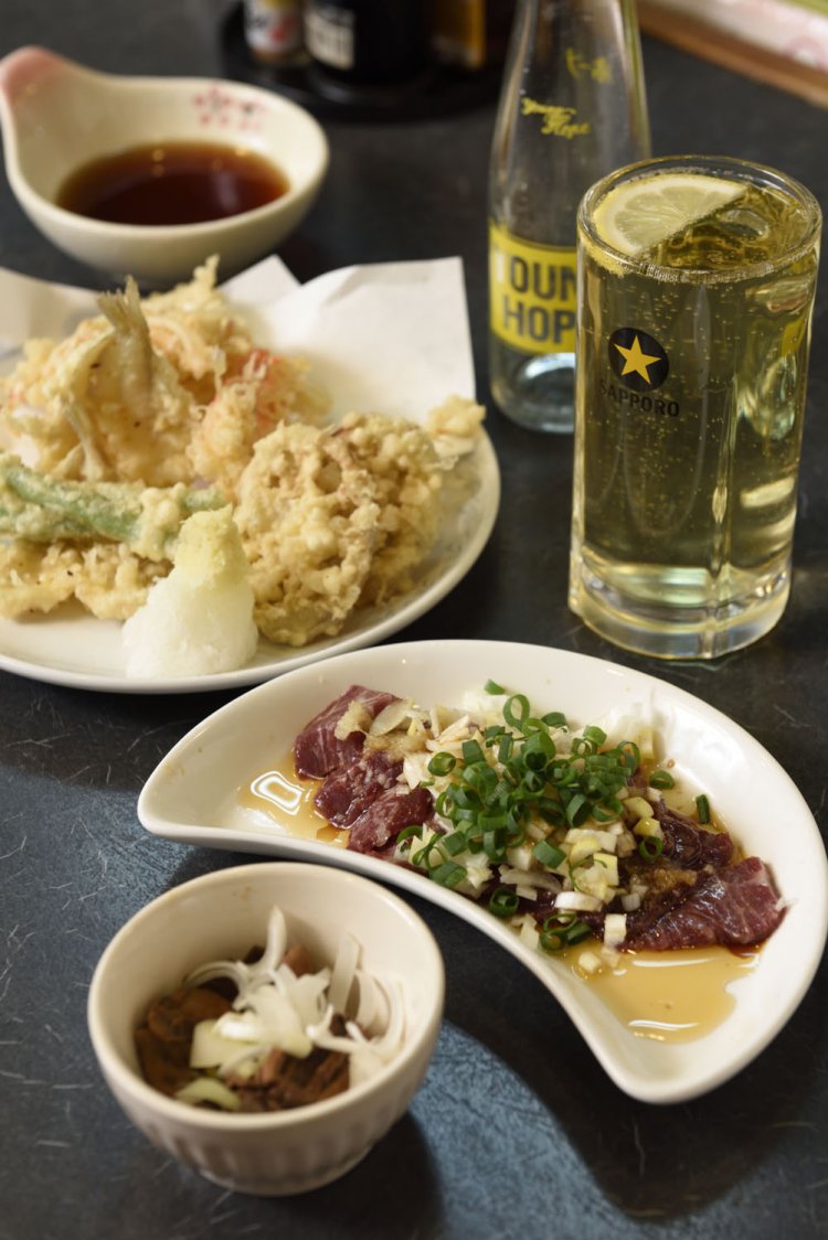 煮込み（無料）、レバ刺し風馬刺し600円、天ぷら盛合せ850円はキス、 エビ、野菜など5種。夏は江戸前ハゼも。元祖焼酎ハイボール450円。