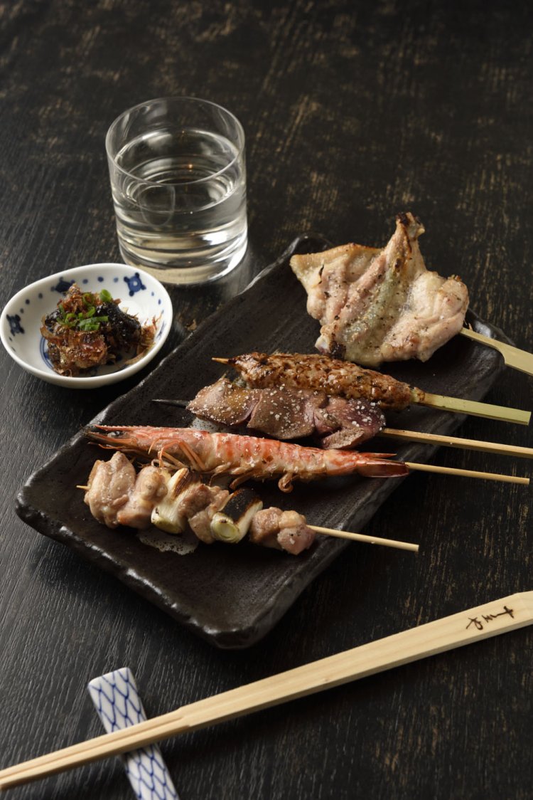 おかませ串5本1400円はお通し（写真はイワシの甘露煮）込み。活車海老は入荷状況により付く。地酒1杯500円～。アウグスビールも置く。