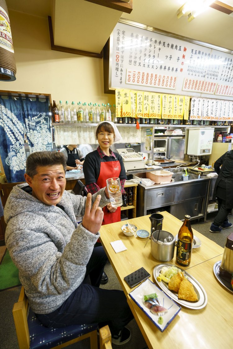 相席した常連客と乾杯！ 　夜勤明けに仮眠し、運動してから来るのが日課だという。