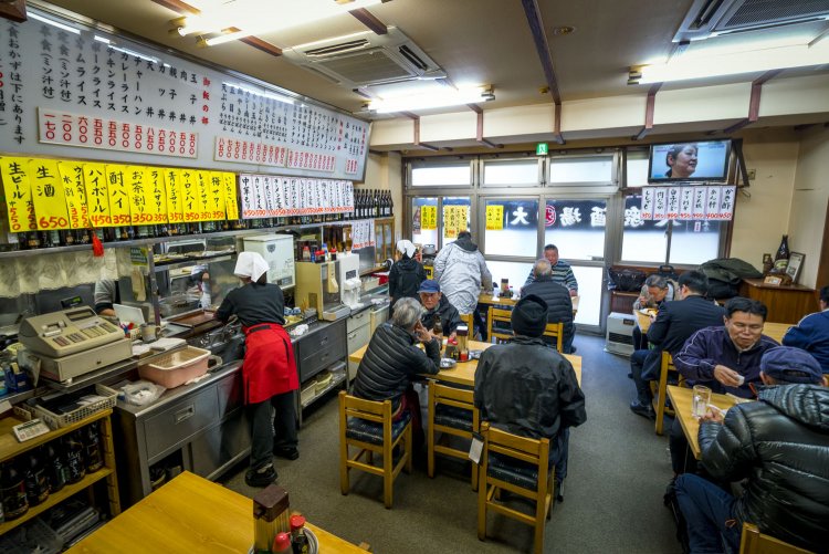 開店直後から閉店まで一日中にぎわっている。ランチで利用する近隣のサラリーマンも多い。