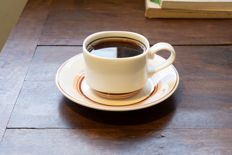 コーヒーは店内で430円から。テイクアウトは422円から。レトロなカップがかわいい。