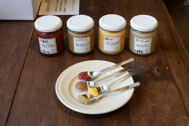 素材の味を生かした自家製のジャムやスプレッド。安曇野いちごジャム580円、エスプレッソキャラメルソース680円、瀬戸内レモンカード600円。皮ごとりんごバター620円。