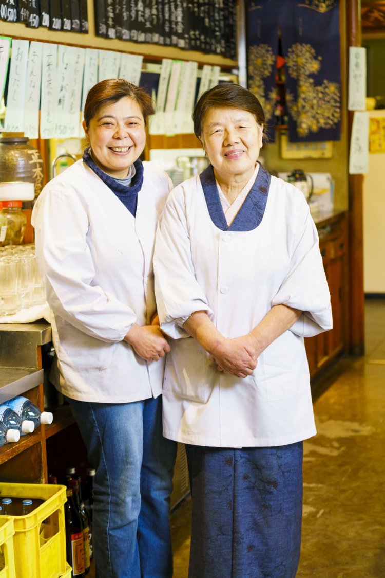 息ぴったりの女将（右）と若女将。