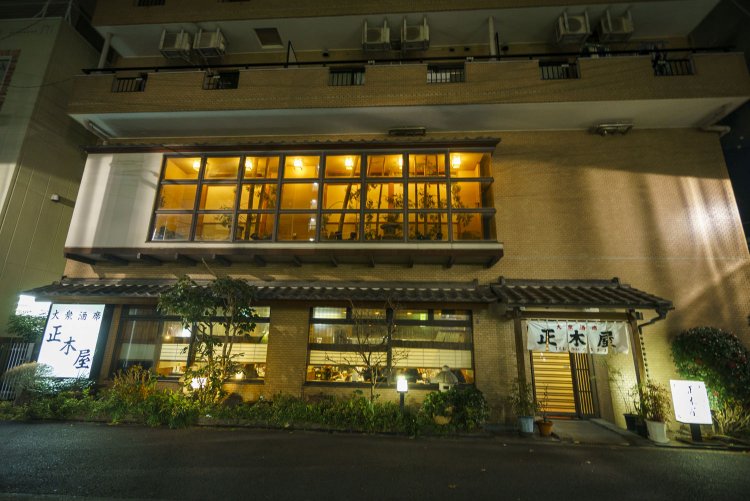 2階が宴会場。1階は一般テーブル席と小上がり。