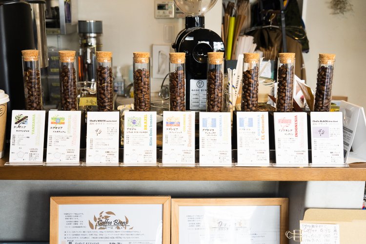 豆は全部で9種類。カフェインレスコーヒーも人気。
