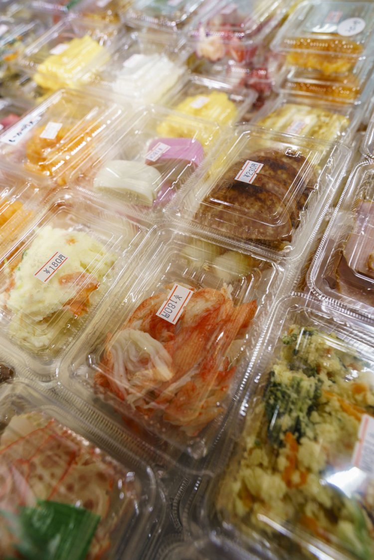 餃子180円、タコブツ330円、コンビーフ500円。剣先スルメは700円。日本酒、焼酎は約20種あり、1杯350～560円。