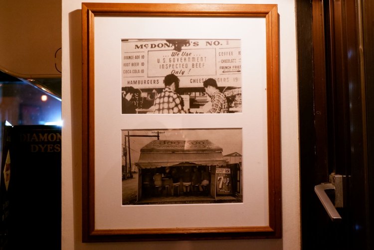 店づくりの参考にしたという1920年頃のバーガースタンドの写真（下）とマクドナルド1号店の写真（上）。