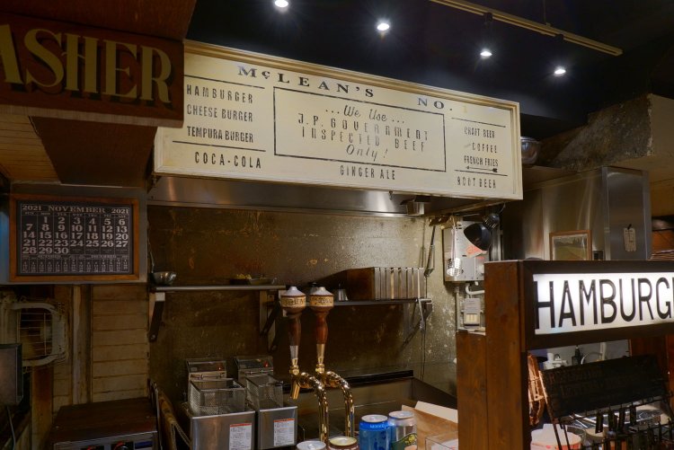 マクドナルド1号店のメニューボードを忠実に再現。