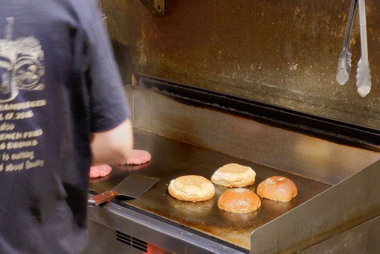 舌触りにもこだわるバンズ。パティも毎日でも食べられるくらいのジューシーさに仕上げている。