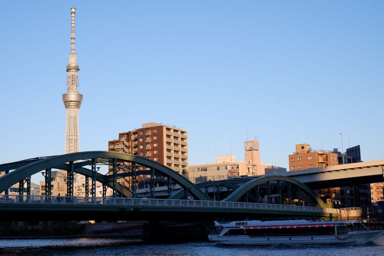 テイクアウトし、すぐ近くを流れる隅田川の岸辺で食べるのも良い。