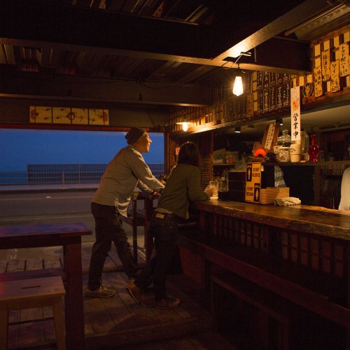 観光地・鎌倉の地元民御用達の名居酒屋10店。夜になると一変、イイ雰囲気に。