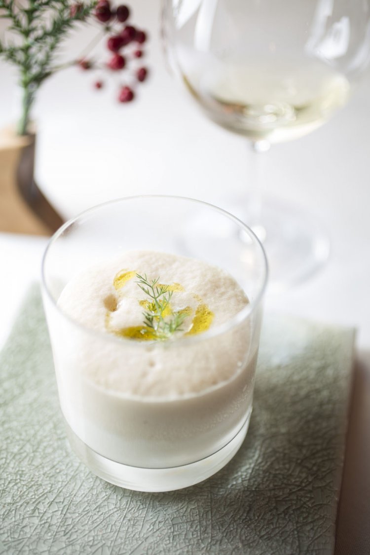 毛ガニと塩味のパンナコッタは、毛ガニの風味たっぷりでフワフワなビシソワーズと相性がいい。