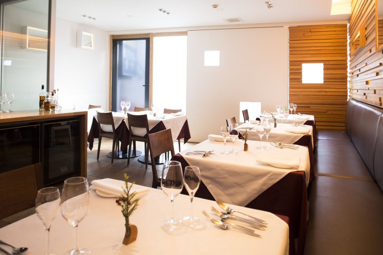 テーブル席のほか、個室もある。