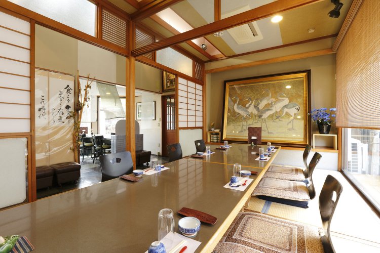 店内には座敷、テーブル席、離れなどがある。