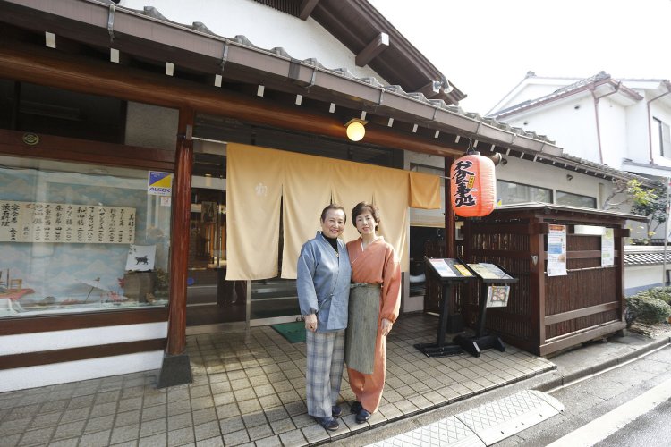 のれんを守るおかみの河田美代子さんと若おかみの河田真理子さん。