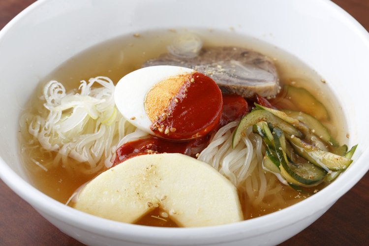 自家製手打ち冷麺1078円。コシのある麺、8時間かけて作るコクのあるスープは絶品。