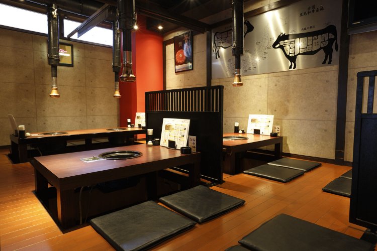 小上がり席や個室などがある。人気店のため、予約をしよう。