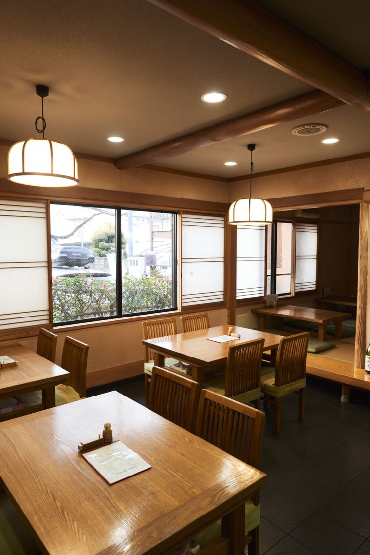 閑静な住宅地にあり、店内ではゆっくりそばを堪能できる。