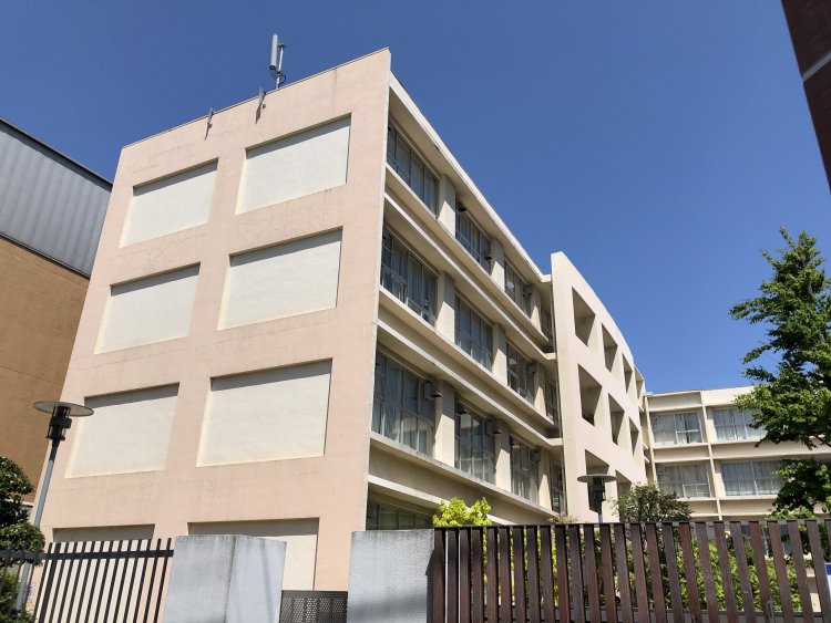 金八先生や生徒たちがいた桜中学の跡地。いまや大学だが、一部の校舎は健在で、当時の面影もよく残っている。