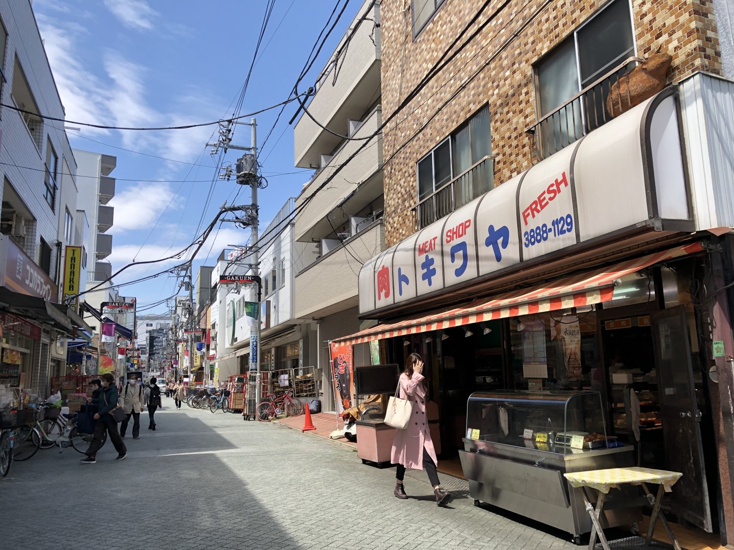 駅東口の商店街には昭和の残滓が残っていたが、昔はなかった学生街の風情も漂う。