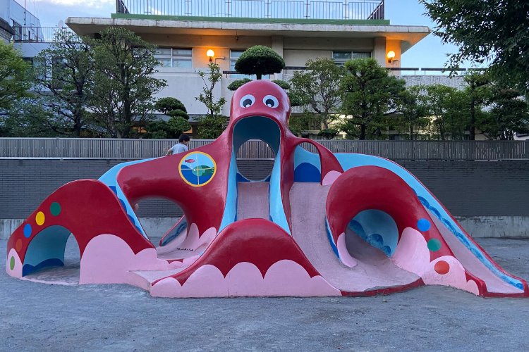 千住ほんちょう公園のタコ滑り台は地域の愛されキャラ。