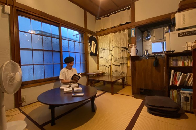 センジュ出版と吉満明子さん。