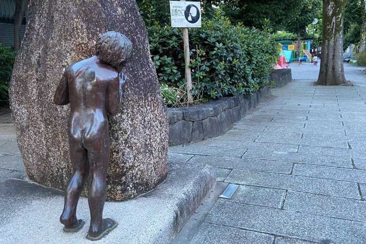 千住は人もうらやむ街。（写真はほんちょう公園の「かくれんぼ」像）