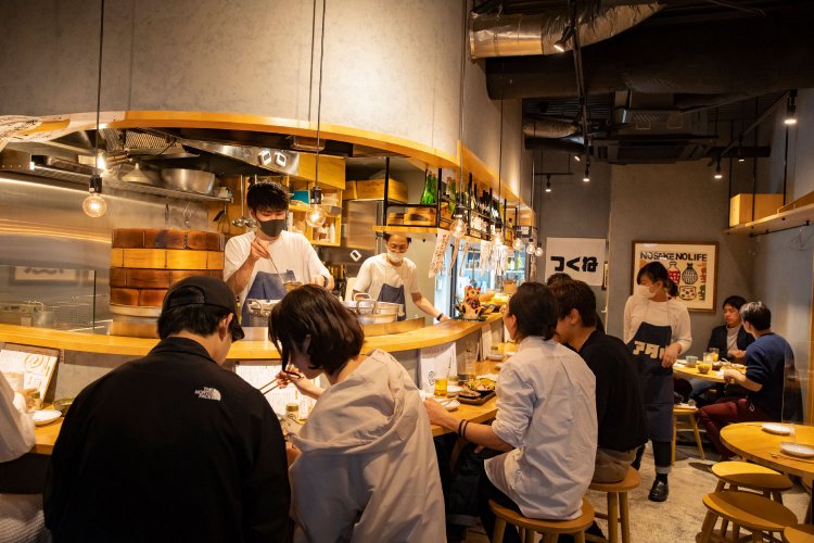 ネオ酒場系で人気の『酒呑倶楽部アタル』。