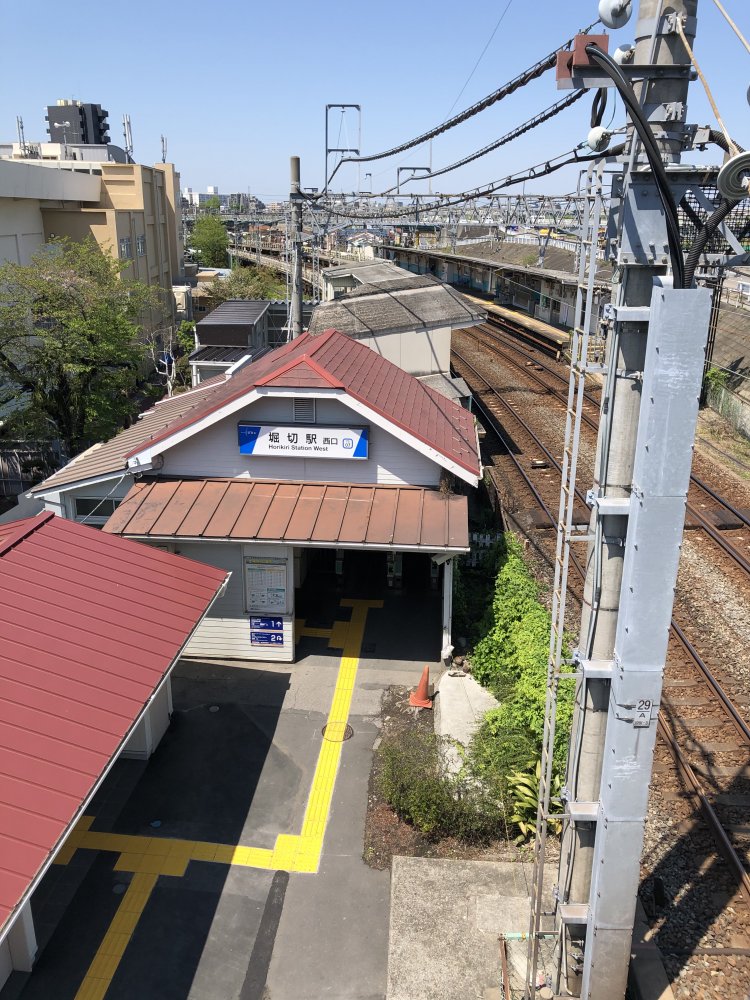 古い駅舎がいまだ健在の堀切駅。ここもドラマによく出てきた。