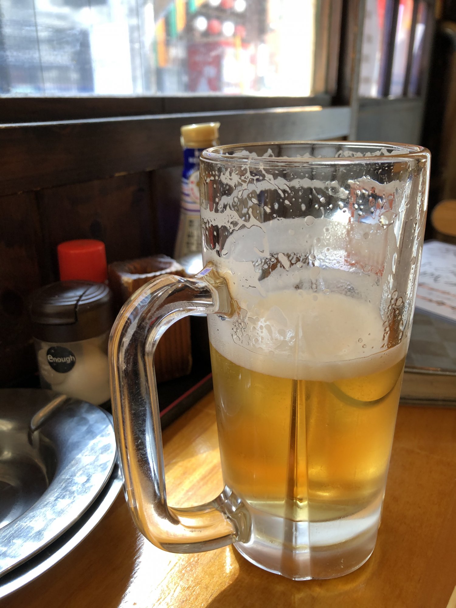 取材終わりのビールでのどを潤す。日のあるうちから酔っぱらっても、この街なら許されそう?