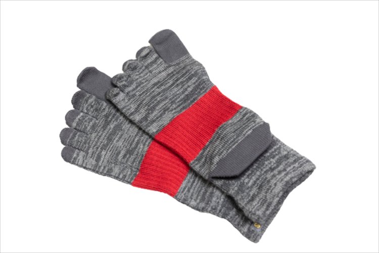 ソックス選びも重要で、売れ筋は着圧、吸汗性がある5本指のもの。