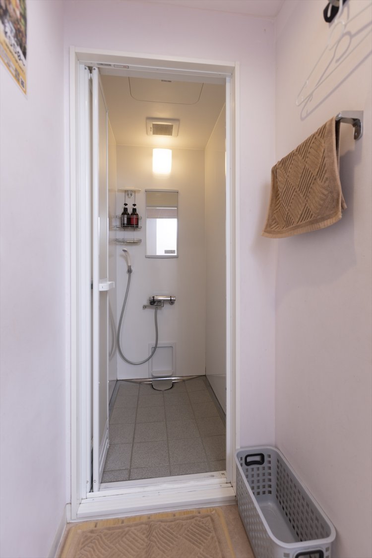 1年前にリニューアルしたきれいなシャワールーム。タオルも無料でレンタルできる。