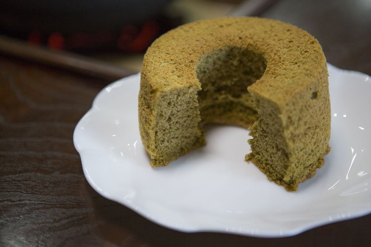 「狭山深蒸し茶シフォンケーキ」540円。