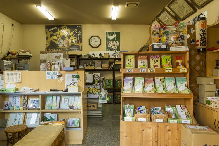 落ち着くウッディな店内。