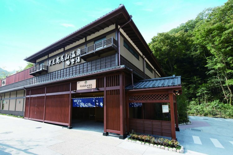 格子の意匠が印象的な和風の建物。