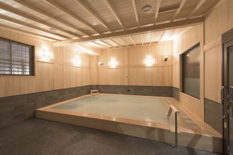 木の感触も優しい檜風呂。マイクロバブルの微細な泡が肌の汚れを取り除く。 