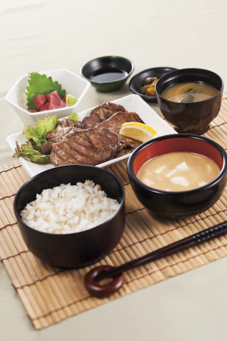 人気メニューの麦とろ牛タン御膳。登山で疲れた体も、これで元気回復だ！